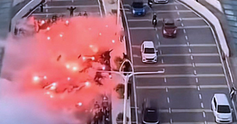 Penyokong Selangor FC berarak di Jambatan Angkat sebelum perlawanan Liga Super.