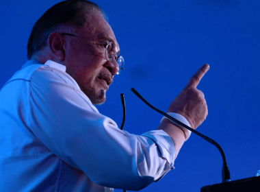 Anwar Ibrahim pertahan Azam Baki