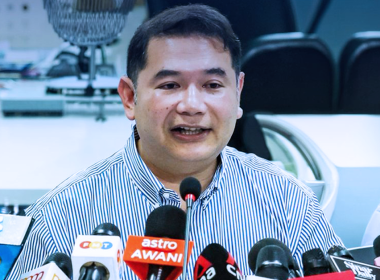 Ahli Parlimen Rafizi Ramli bersama tujuh MP PKR menuntut penggantungan KP SPRM Azam Baki dan siasatan bebas
