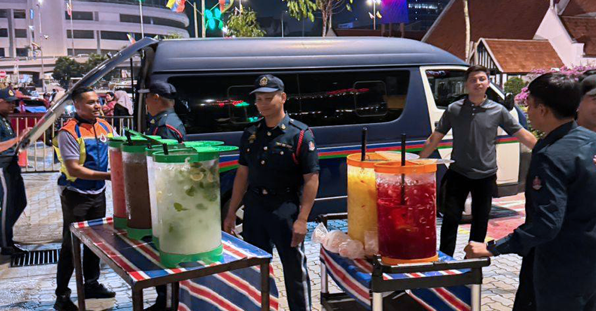 Petugas DBKL menyita penjaja air balang di Dataran Merdeka, Kuala Lumpur