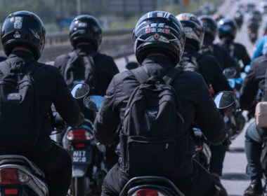 Sekumpulan motosikal kapcai ditunggang di lebuh raya Malaysia ketika musim perayaan dalam suasana trafik sesak.