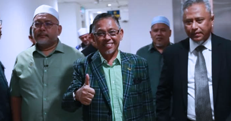 Hanafiah Mat tiba di Mahkamah Sesyen Kuala Terengganu untuk perbicaraan tuduhan salah guna jawatan