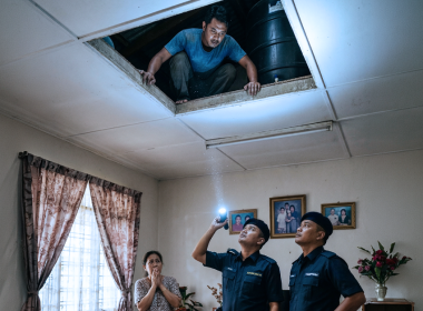 Penguat kuasa JAINJ menemui lelaki bersembunyi di siling rumah dalam kes khalwat melibatkan abang e-hailing di Kluang.