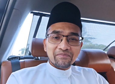 Dr Rozaimi Ramle menasihatkan agar tidak menyebarkan gambar kaki dipijak di atas al-Quran, dengan cadangan edit letak kaki di atas buku kosong.