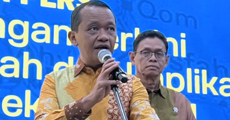 Menteri ESDM Bahlil Lahadalia bercakap dalam sidang media mengenai pengalihan import minyak mentah Indonesia ke Amerika Syarikat di Jakarta.