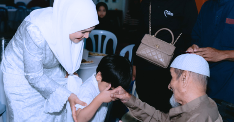 Siti Nurhaliza bersama Pakcik Lie ketika Majlis Berbuka Puasa Yayasan Nurjiwa di Kuala Lipis, mengenang momen manis lama.