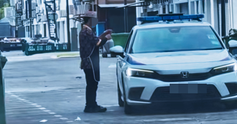 Anggota badan beruniform mengambil makanan dari pintu belakang kedai dalam video tular TikTok.