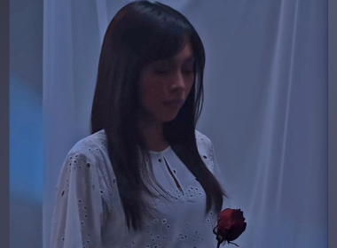 Dayang Nurfaizah menyampaikan lagu raya “Senyum Gugur Di Penghujung Doa” yang menyentuh emosi tentang kehilangan menjelang Aidilfitri.