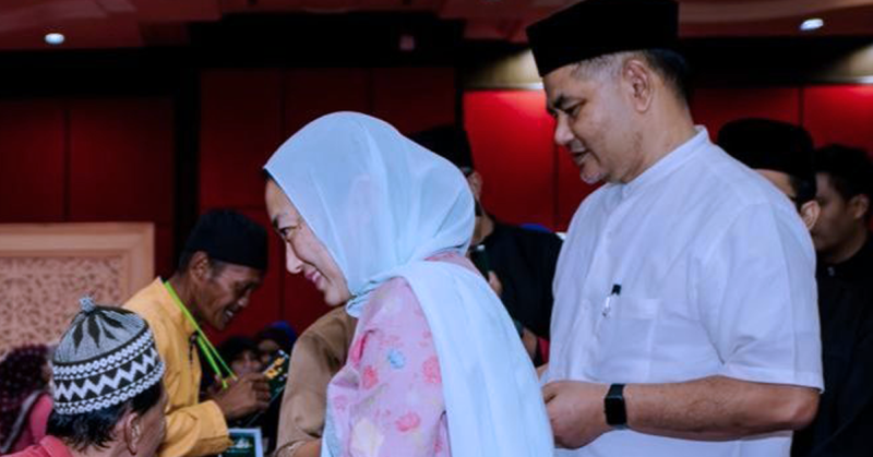 Hannah Yeoh memakai selendang ketika majlis berbuka puasa.