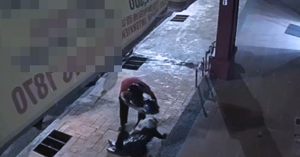 Rakaman CCTV menunjukkan lelaki memukul dan mengheret wanita hamil di luar premis pada waktu malam.