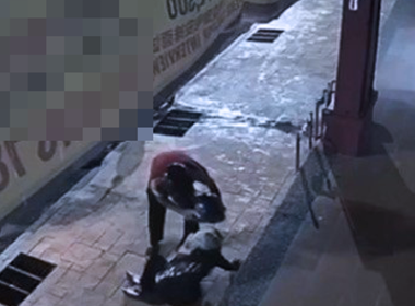 Rakaman CCTV menunjukkan lelaki memukul dan mengheret wanita hamil di luar premis pada waktu malam.
