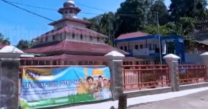 Jemaah Tarekat Naqsabandiyah menunaikan solat sunat Aidilfitri di Masjid Jami’ Padang dalam suasana meriah