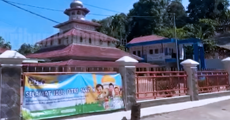 Jemaah Tarekat Naqsabandiyah menunaikan solat sunat Aidilfitri di Masjid Jami’ Padang dalam suasana meriah