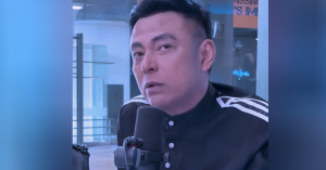 Aznil Haji Nawawi sebak di konti Kool FM ketika menyampaikan sumbangan RM3000 kepada pendengar wanita