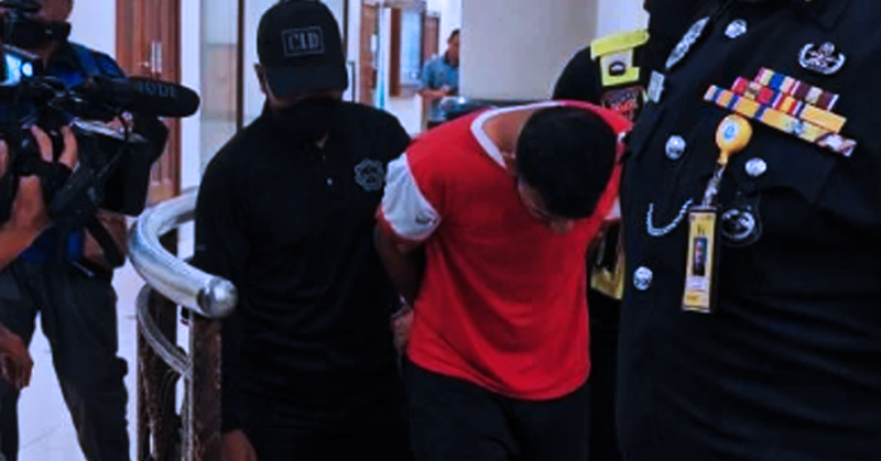 Pelajar UMPSA tiba di Mahkamah Kuantan di bawah kawalan polis berhubung kes memijak Al-Quran dan hantaran jelik.