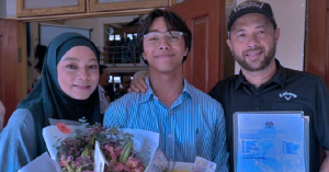 Linda Rafar dan keluarga bergembira sambil memegang slip keputusan SPM anak yang mendapat 9A