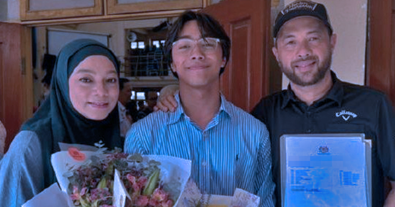 Linda Rafar dan keluarga bergembira sambil memegang slip keputusan SPM anak yang mendapat 9A