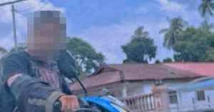 Rakaman insiden menunjukkan suspek menyerang kereta menggunakan topi keledar, manakala pemandu dan keluarga dalam keadaan cemas di Kampung Bukit Senggeh.