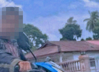 Rakaman insiden menunjukkan suspek menyerang kereta menggunakan topi keledar, manakala pemandu dan keluarga dalam keadaan cemas di Kampung Bukit Senggeh.