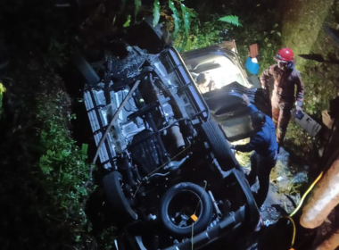 Kenderaan SUV Perodua Aruz terbalik di dalam sungai selepas terbabas dan terjunam gaung di Jalan Tapah Cameron Highlands.