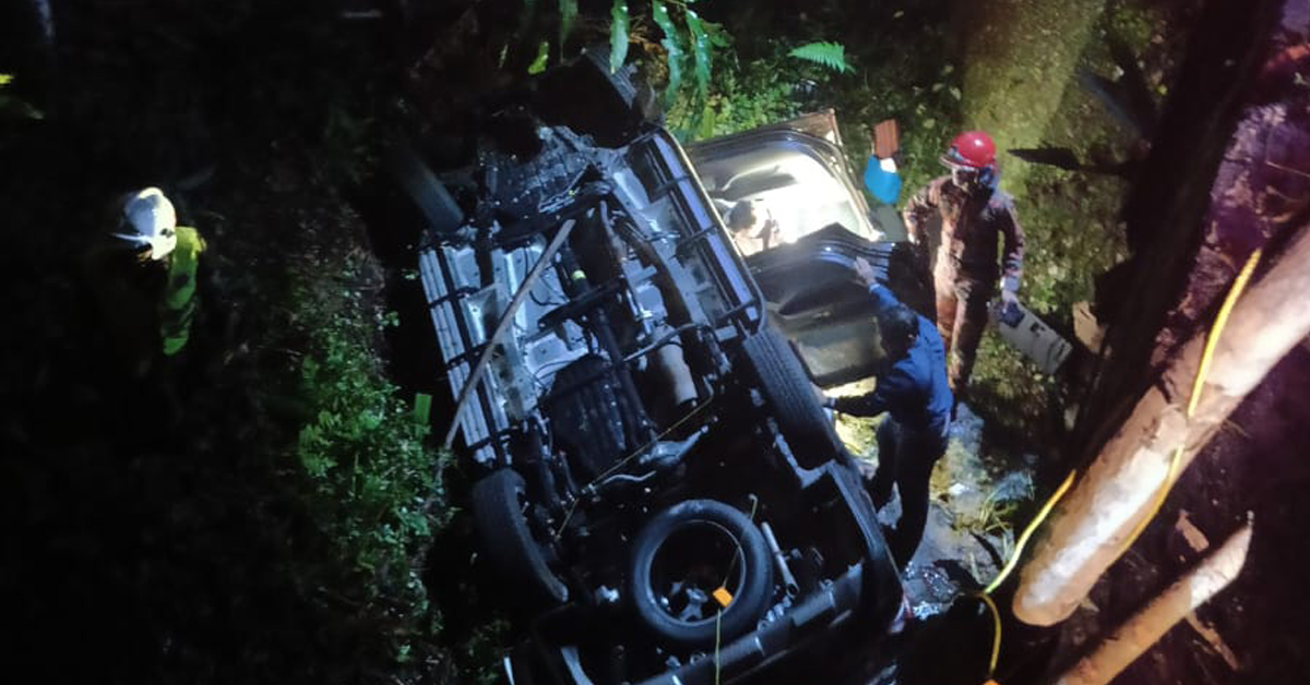 Kenderaan SUV Perodua Aruz terbalik di dalam sungai selepas terbabas dan terjunam gaung di Jalan Tapah Cameron Highlands.