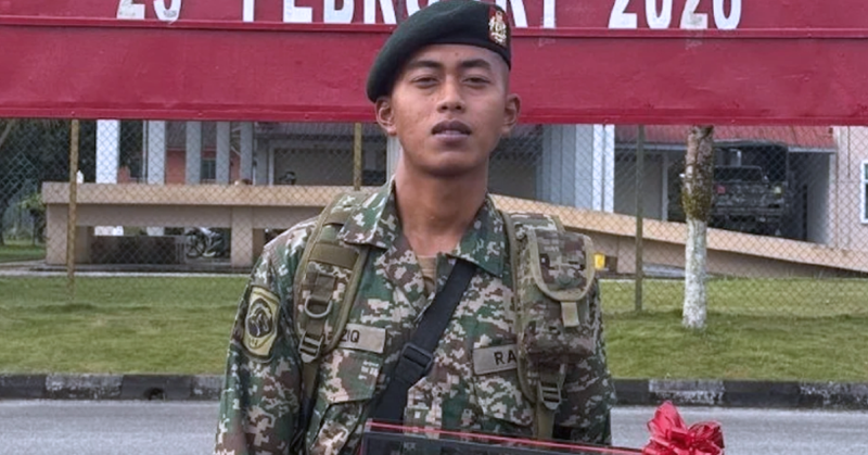 Anggota tentera menerima rawatan kecemasan selepas dipercayai dipukul di kem Batalion Ke-25 RAMD, Pahang.