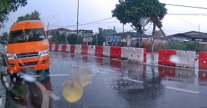 Van sekolah dipandu melawan arus ketika hujan di Pontian