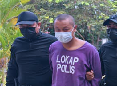 Seorang anggota tentera diiring ke Mahkamah Majistret selepas didakwa mencederakan rakan setugas di kem Bentong