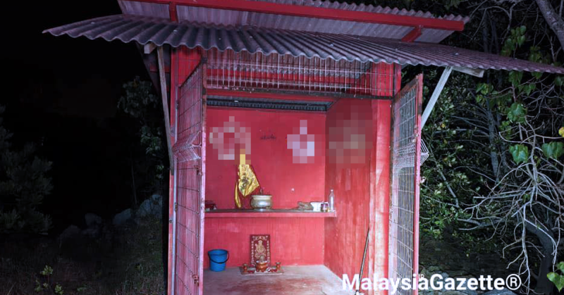 Tokong berwarna merah di Pantai Siring, Melaka dengan kalimah Allah dan Bismillahirrahmanirrahim dalam tulisan Jawi