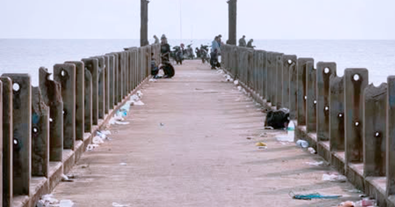 Keadaan di sekitar jeti Awana Kijang yang dipenuhi sampah.