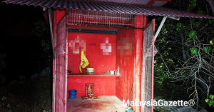 Dinding tokong di Jalan Jeti Anjung Batu–Pantai Siring diconteng kalimah Allah dan Bismillahirrahmanirrahim.