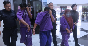 Tiga suspek dibawa polis untuk tahanan reman.