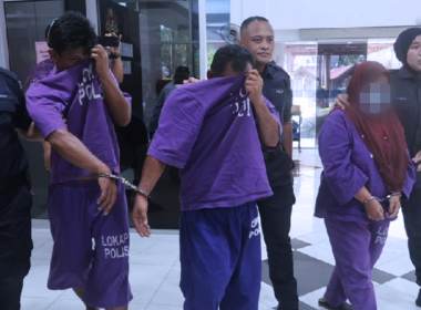 Tiga suspek dibawa polis untuk tahanan reman.