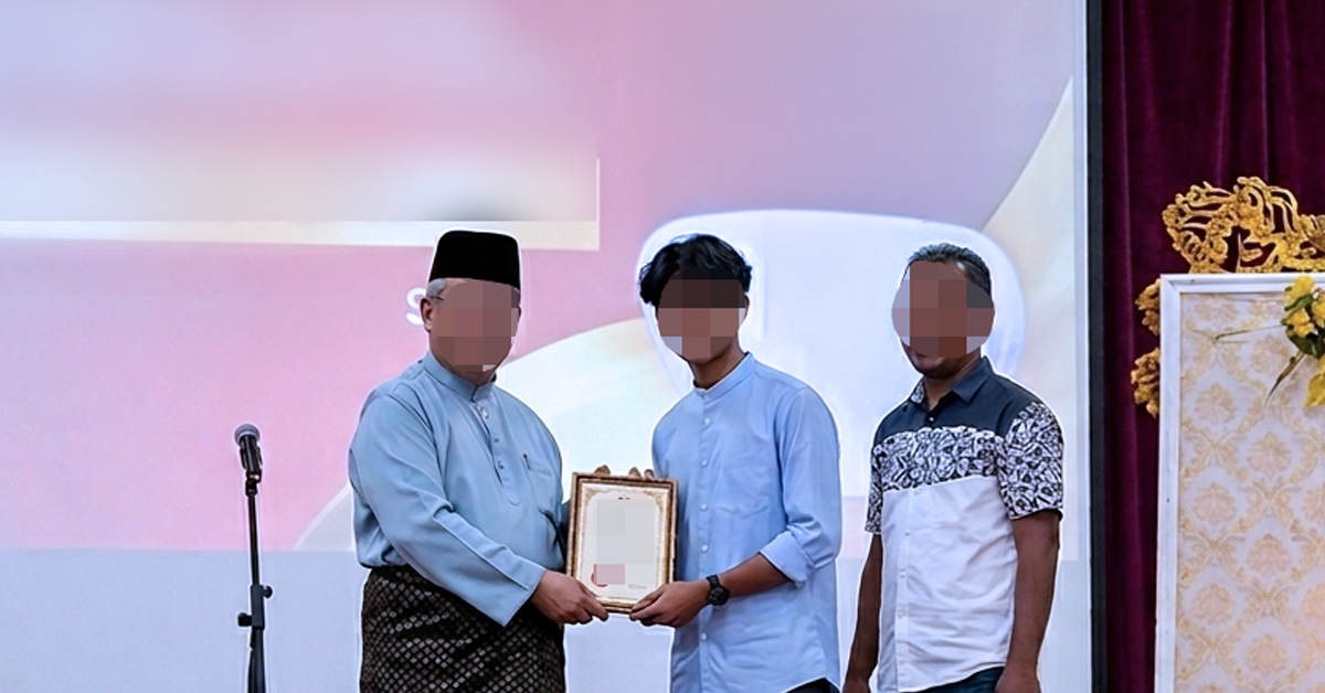 Ilustrasi pelajar sekolah menerima sijil SPM di sekolah selepas JPNS tegaskan larangan tahan sijil akibat yuran PIBG