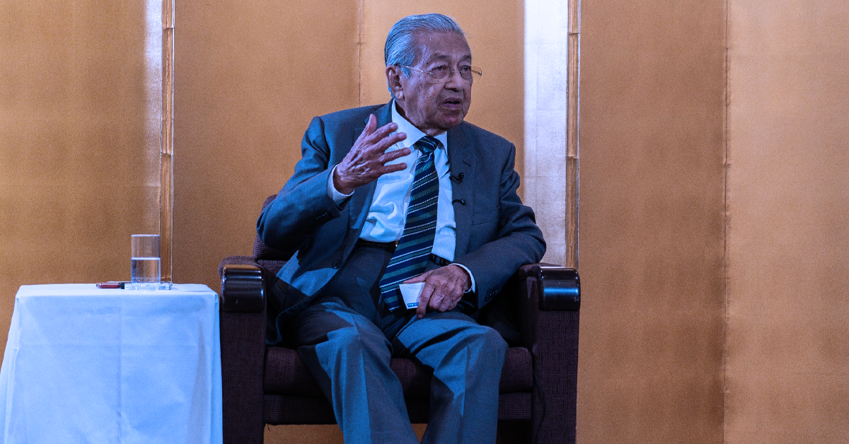 Tun Mahathir menyuarakan pendapat mengenai sekatan yang dilakukan oleh Amerika Syarikat di Selat Hormuz.