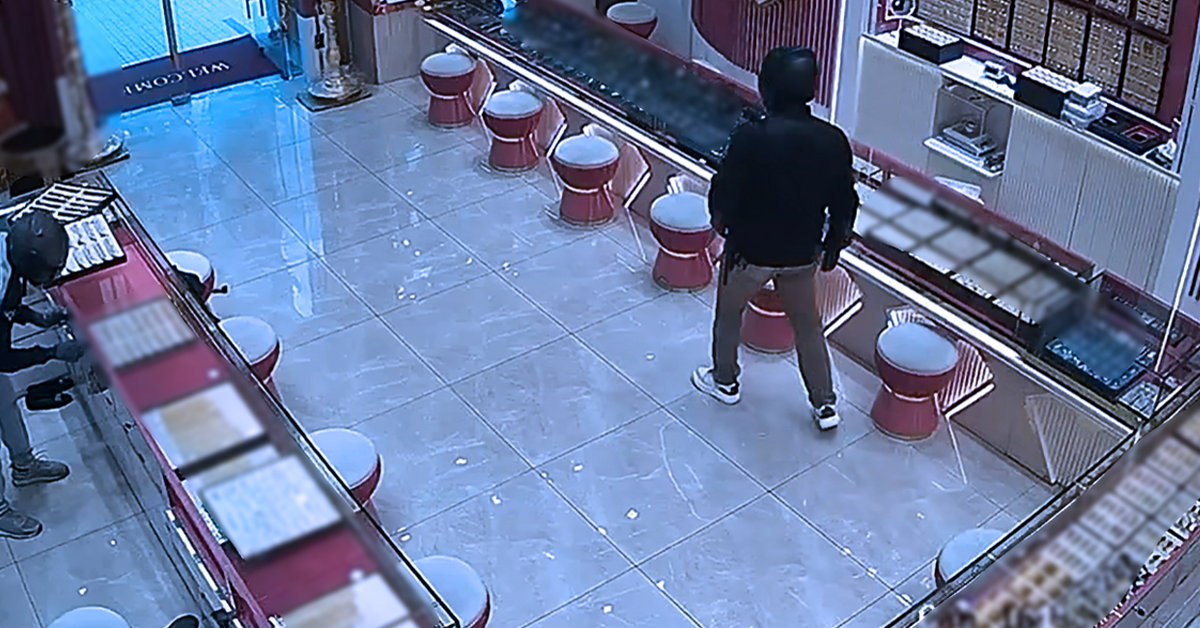 Rakaman CCTV menunjukkan empat lelaki bersenjata pistol melakukan rompakan di kedai emas di Jalan Tun Sambanthan.