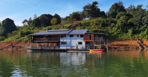 Rumah bot Sekolah Terapung Sungai Chiong di Tasik Temenggor dengan murid Orang Asli belajar dalam suasana tenang.