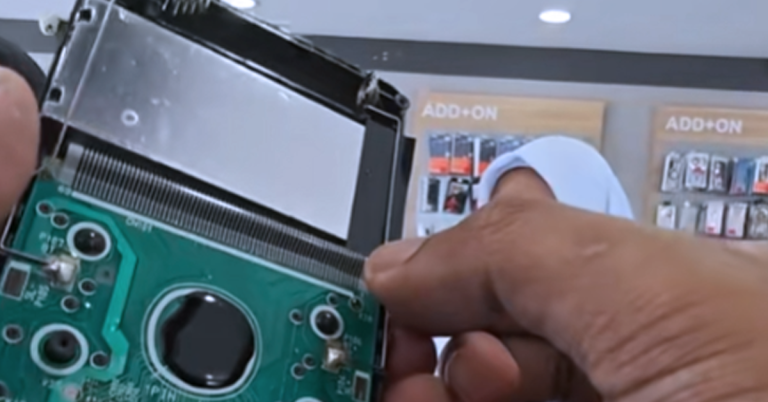 Peniaga menunjukkan proses membaiki kalkulator saintifik yang rosak akibat air di sebuah kedai di Kota Bharu.