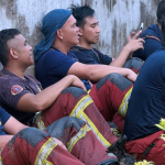 Anggota Jabatan Bomba dan Penyelamat Malaysia memadam kebakaran besar di Kampung Bahagia, Sandakan