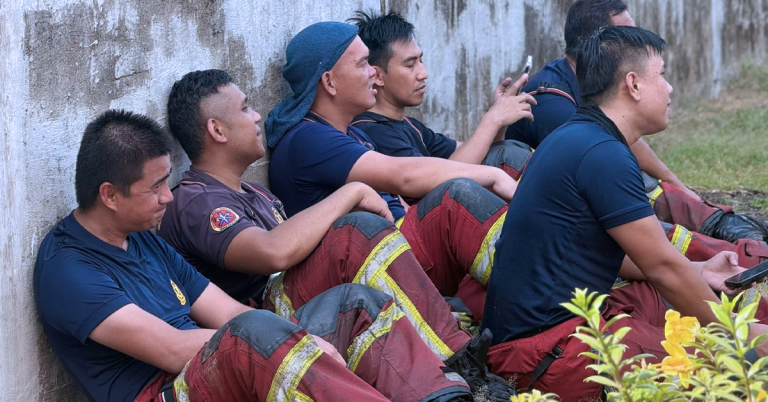 Anggota Jabatan Bomba dan Penyelamat Malaysia memadam kebakaran besar di Kampung Bahagia, Sandakan