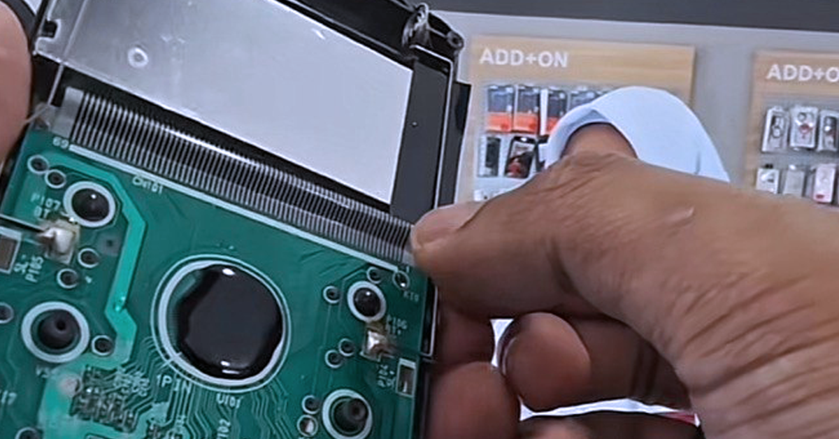 Kalkulator rosak akibat terkena air yang dibaiki oleh pemilik kedai.