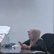 Seorang wanita ditahan selepas disyaki menyamar sebagai staf Hospital Sultanah Aminah Johor Bahru (HSAJB) dan meminta bayaran deposit wad secara tunai tanpa resit rasmi.