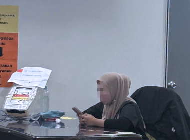 Seorang wanita ditahan selepas disyaki menyamar sebagai staf Hospital Sultanah Aminah Johor Bahru (HSAJB) dan meminta bayaran deposit wad secara tunai tanpa resit rasmi.