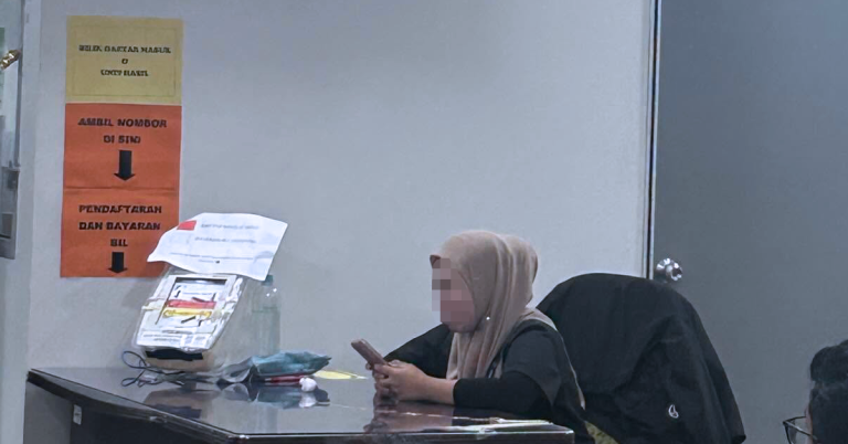 Seorang wanita ditahan selepas disyaki menyamar sebagai staf Hospital Sultanah Aminah Johor Bahru (HSAJB) dan meminta bayaran deposit wad secara tunai tanpa resit rasmi.