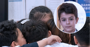 Kanak-kanak lelaki Iran berusia 8 tahun memeluk rakan sekelasnya di sekolah China selepas 42 hari terpisah akibat konflik di Iran