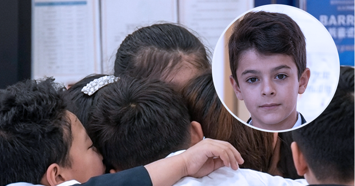 Kanak-kanak lelaki Iran berusia 8 tahun memeluk rakan sekelasnya di sekolah China selepas 42 hari terpisah akibat konflik di Iran