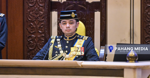Tengku Hassanal Ibrahim Alam Shah berucap pada Istiadat Pembukaan Mesyuarat Dewan Negeri Pahang di Wisma Sri Pahang.