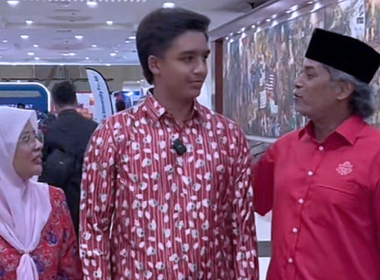 Ammar Ahyan hadir ke Konvensyen 80 Tahun UMNO dan bergambar bersama Khairy Jamaluddin