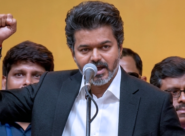 Vijay mengangkat sumpah sebagai Ketua Menteri Tamil Nadu dalam majlis rasmi di Chennai selepas kemenangan TVK dalam pilihan raya negeri 2026.