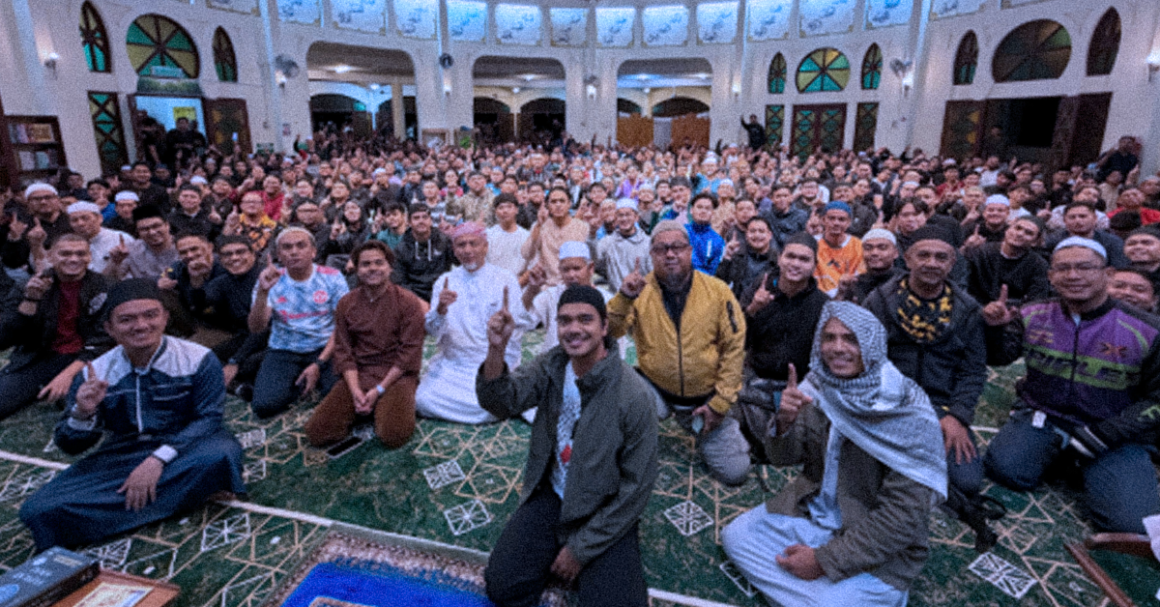 Alif Satar bersama konvoi motosikal Ride Subuh di Masjid Yayasan Mohamad Noah di Genting Highlands